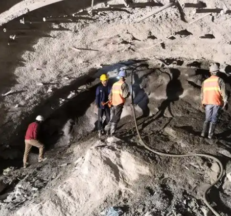 上思拱顶带模注浆料的施工流程及注意事项